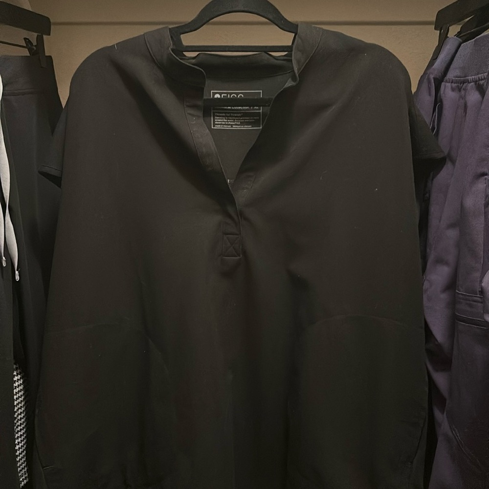 Women’s Figs Rafaela oversized scrub top in Black
